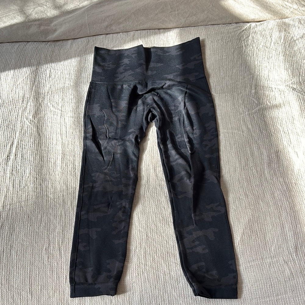Spanx black and gray camo print leggings - size S